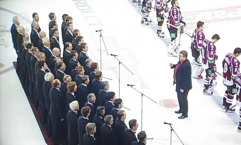 Valsts himnas atskaņojums Rīgas Dinamo hokeja spēlē