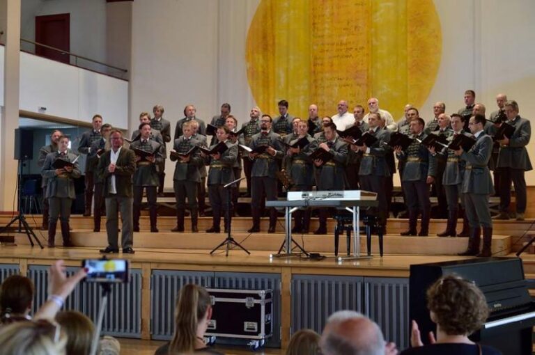 Divi Latvijas vadošie vīru kori kopējā koncertā Eslingenē