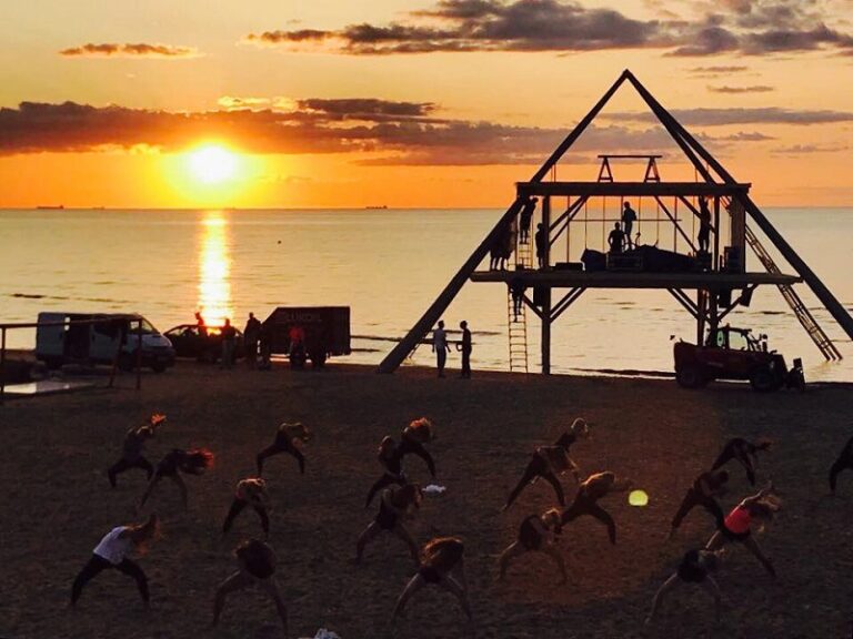 Dejas izrāde NO ZOBENA SAULE LĒCA